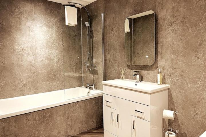 Lovely 3 Bedroom Apartment With Private Garden In Edinburgh City Centre Esterno foto