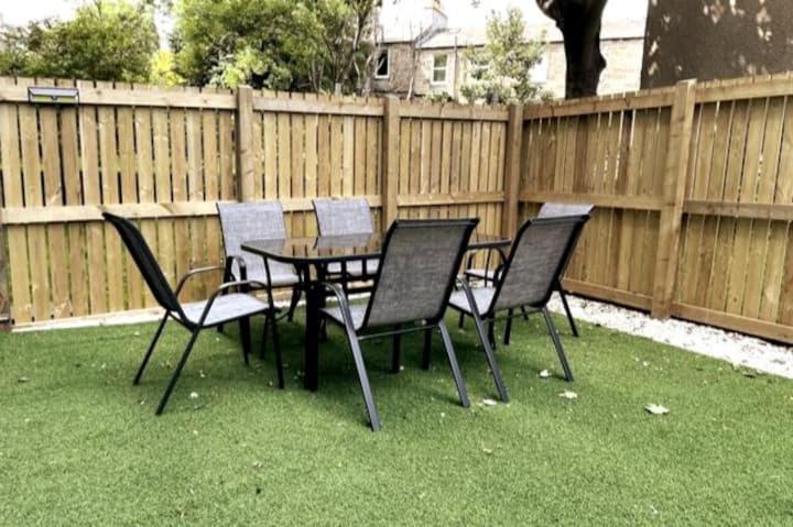 Lovely 3 Bedroom Apartment With Private Garden In Edinburgh City Centre Esterno foto